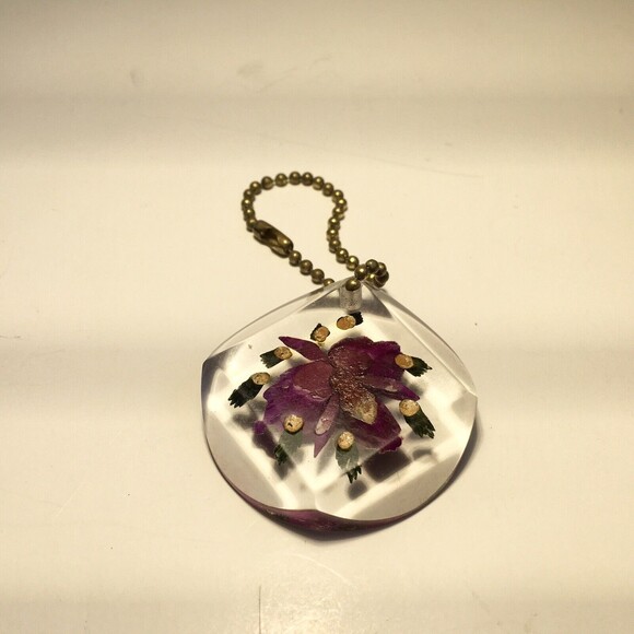 Resin Revival: Vintage Floral Keychain with a Touch of Whimsy! - Picture 2 of 3